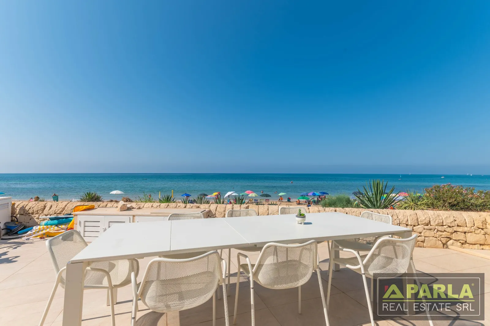 Dining outdoors, facing the sea — Casuzze
