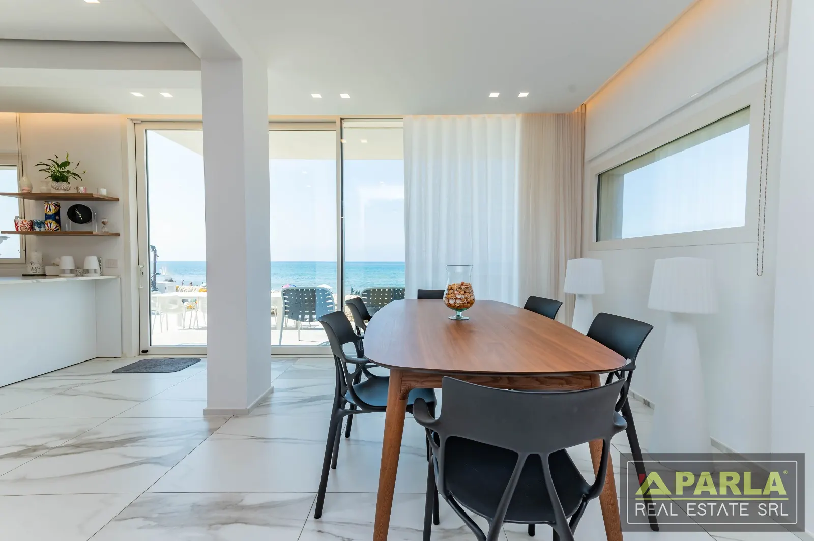 Dining table by the windows — Casuzze