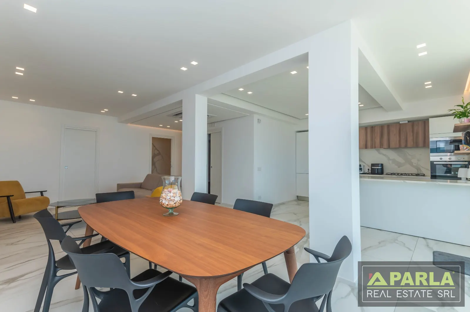 Living and dining area — Casuzze