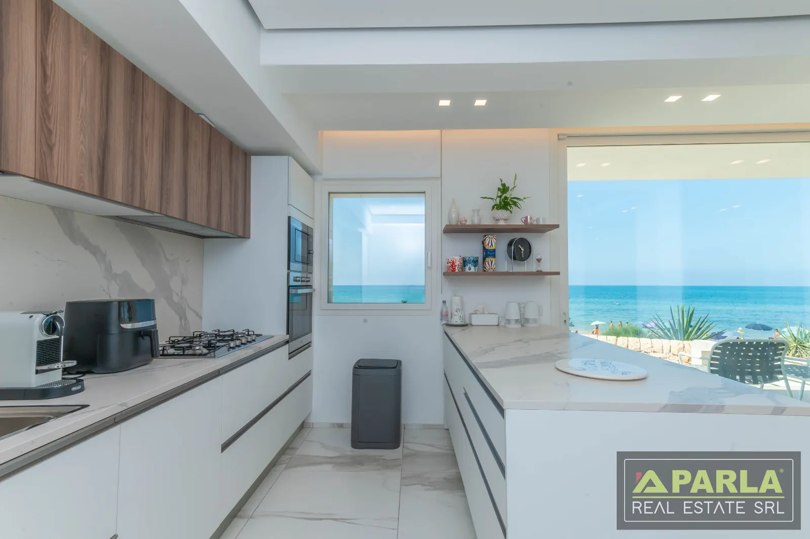 Kitchen with island — Casuzze
