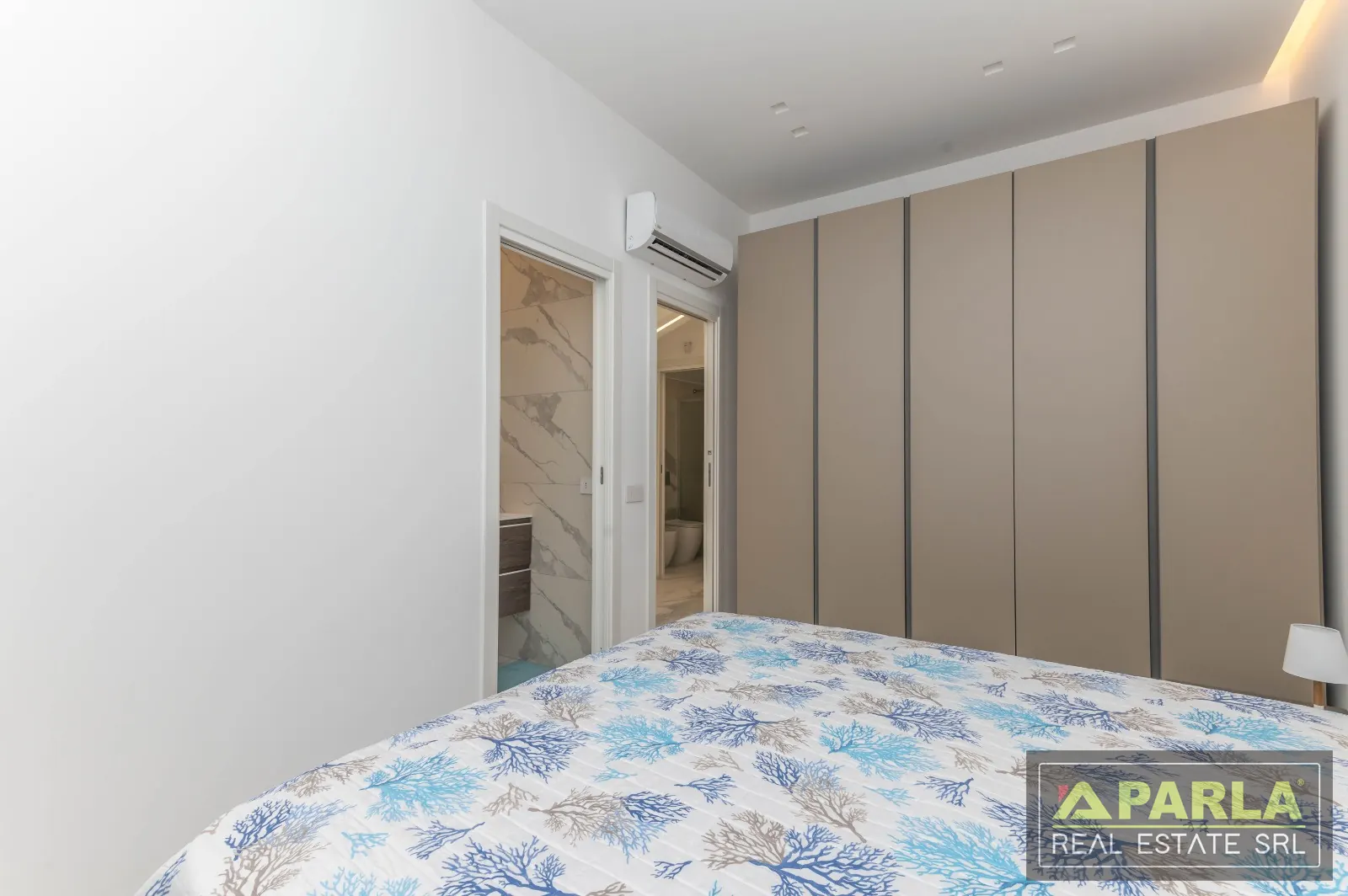 Bedroom with built-in wardrobe — Casuzze