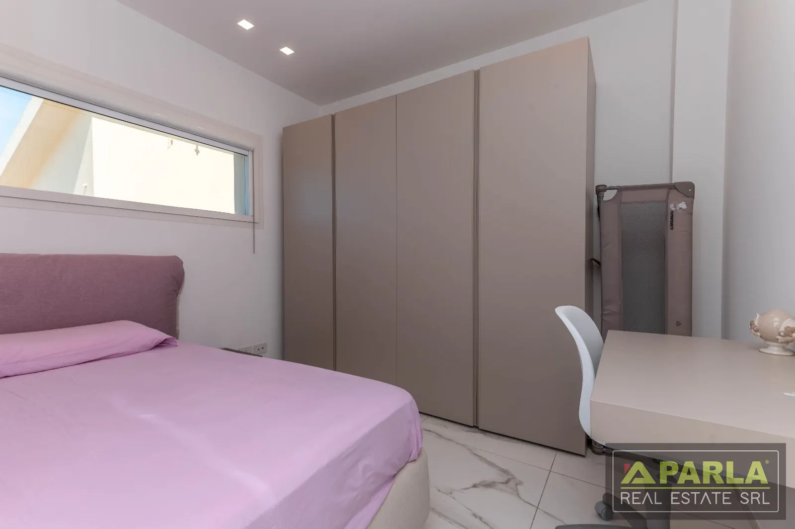 Bedroom with wardrobe and desk — Casuzze